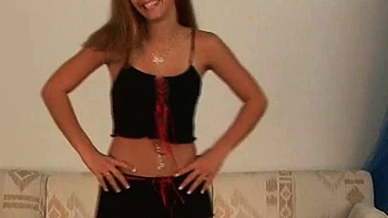 Sandra B en résille, grosse chatte, strip solo