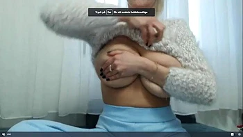 Rubia con tetas grandes provocando sola