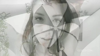 Похотливая Немеси глотает золотую мочу в жёстком двойном гангбанге