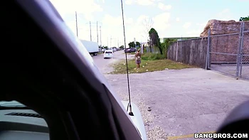 Loira brasileira de 18 anos é largada pelo namorado