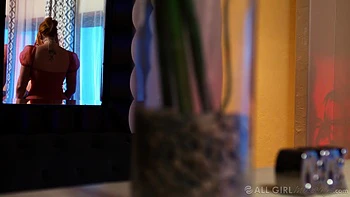 Massage lesbien doux qui finit en masturbation coquine