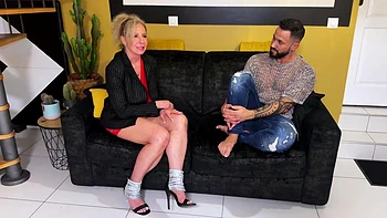 Салли с тату и огромными сиськами жаждет трахаться