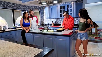 MILF chaude baisée en cuisine par Xander et Isis