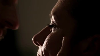 Milf mit kurzem Haar verführt zu sinnlichem Dreier draußen