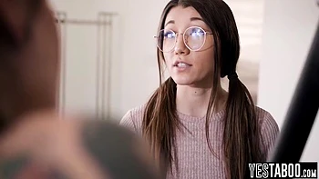 Nerd-Teen Aiden Ashley fickt Freundin ihrer Milf-Stiefschwester