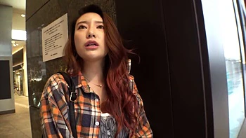 Verheiratete Japanerin küsst und bekommt heftigen Orgasmus