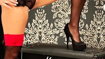 Danni King tira a lingerie e mostra as meias safadas sozinha