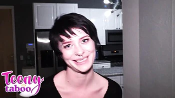 Vecino caliente folla a chica pixie pequeña