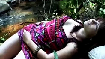 Milf amateur baise cowgirl au bord de la rivière, branlette