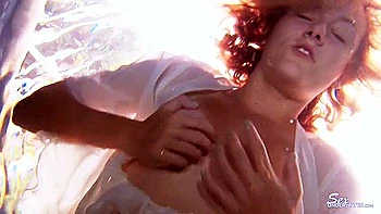 Taylor Dare fickt wild unter Wasser Fetisch