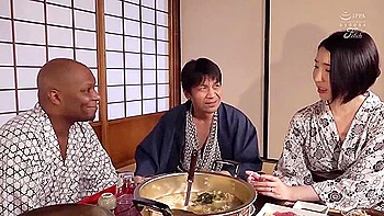 Milf asiática Maikawa de férias fodida com BBC e recheada