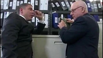 Bruneta adolescente fodendo duro de quatro e chupando