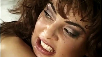 Пышногрудая брюнетка сосёт, трахается сзади и наездницей с кончами