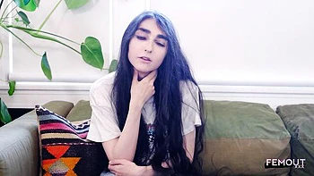 Худая эмо тгёрл с маленькой грудью мастурбирует одна