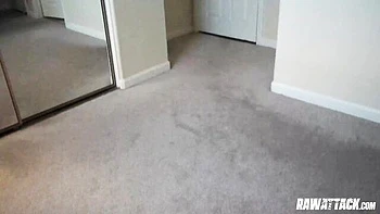 Ameena Green tatuada se traga la polla gorda en casa