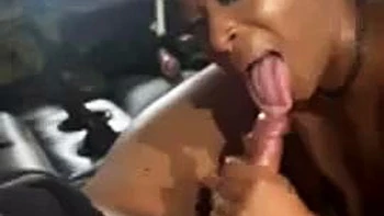 Amadora gostosa com bunda grande chupando