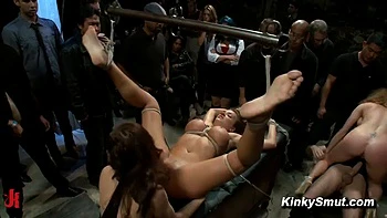 Домина Ника Нуар связана и жестко трахнута толпой хуев