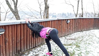 Sportliches Teen Lucia Denville wird hart doggy gefickt und geleckt