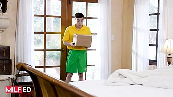 Ebony Mystique cavalga Ricky em cowgirl invertida