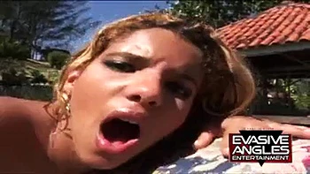 Brasileira chupando e sendo fodida de quatro e cowgirl