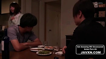 Japanische Milf wird vor ihrem Mann gefickt