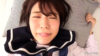 Азиатка-любительница трахается в жопу на автобусе с догги