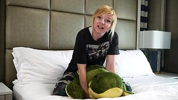 Petite blonde amateur se branle en parlant salement