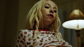 Meia-irmã chupa e fode de quatro no cowgirl