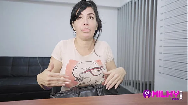 Tía cachonda arrestada por llevar cosas pervertidas en el bolso