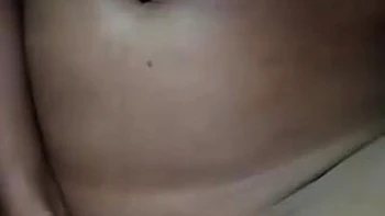 Garota Assamese peluda se masturbando com brinquedos