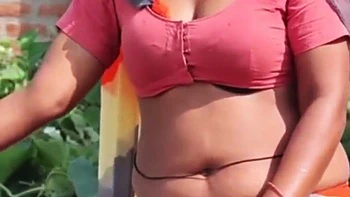 Tia muçulmana Punjabi fodida forte debaixo da cama pelo vizinho