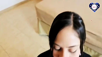 Брюнетка-латиночка в школьной форме дрочит и кончает