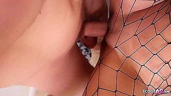 Dünnes Teen wird beim Doggy gefickt