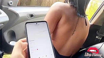 Сводный брат заставляет меня струйно кончать на публике