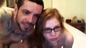 Ruiva gostosa chupando pau na posição missionário