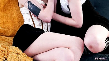 Tootsie trans suce et se fait baiser en levrette hardcore