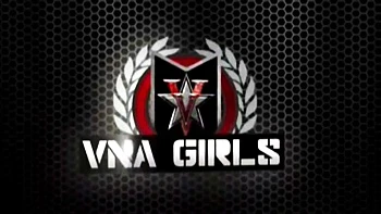 Пышногрудая блондинка милф Мэгги Грин мастурбирует на улице