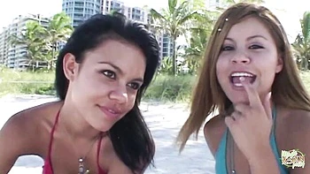 Trío al aire libre con Magic Asian Pussy chupando polla