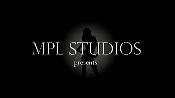 Adolescente magra de peitos pequenos se masturbando