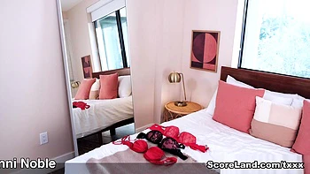 Jenni Noble masturbiert sich mit großen Titten und behaartem Pussy