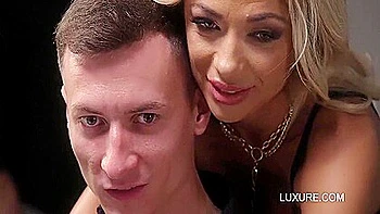 Блондинка-милф жестко трахнута двойным проникновением