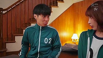 MILF amateur morena chorreando en trio cachondo