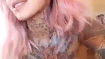 Pute tatouée sexy se masturbe avec des jouets