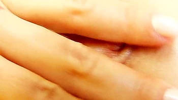 Blonde européenne se masturbe avec des jouets, gros plan chatte rose