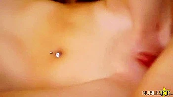 Adolescente blonde maigre écarte les jambes pour un gros cul à la cowgirl