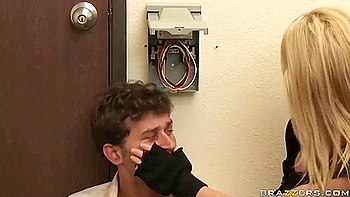 Blonde Madison Scott lutscht dicken Schwanz im Büro