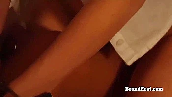 Maîtresse lesbienne tchèque domine en se branlant les doigts