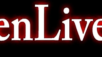 Busige Blondine masturbiert draußen mit riesigen Titten