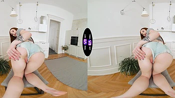 Rousse Vilora Efi se masturbe la chatte rasée en réalité virtuelle