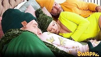 Chloe Rose e Daisy num foursome safado com troca de filhas